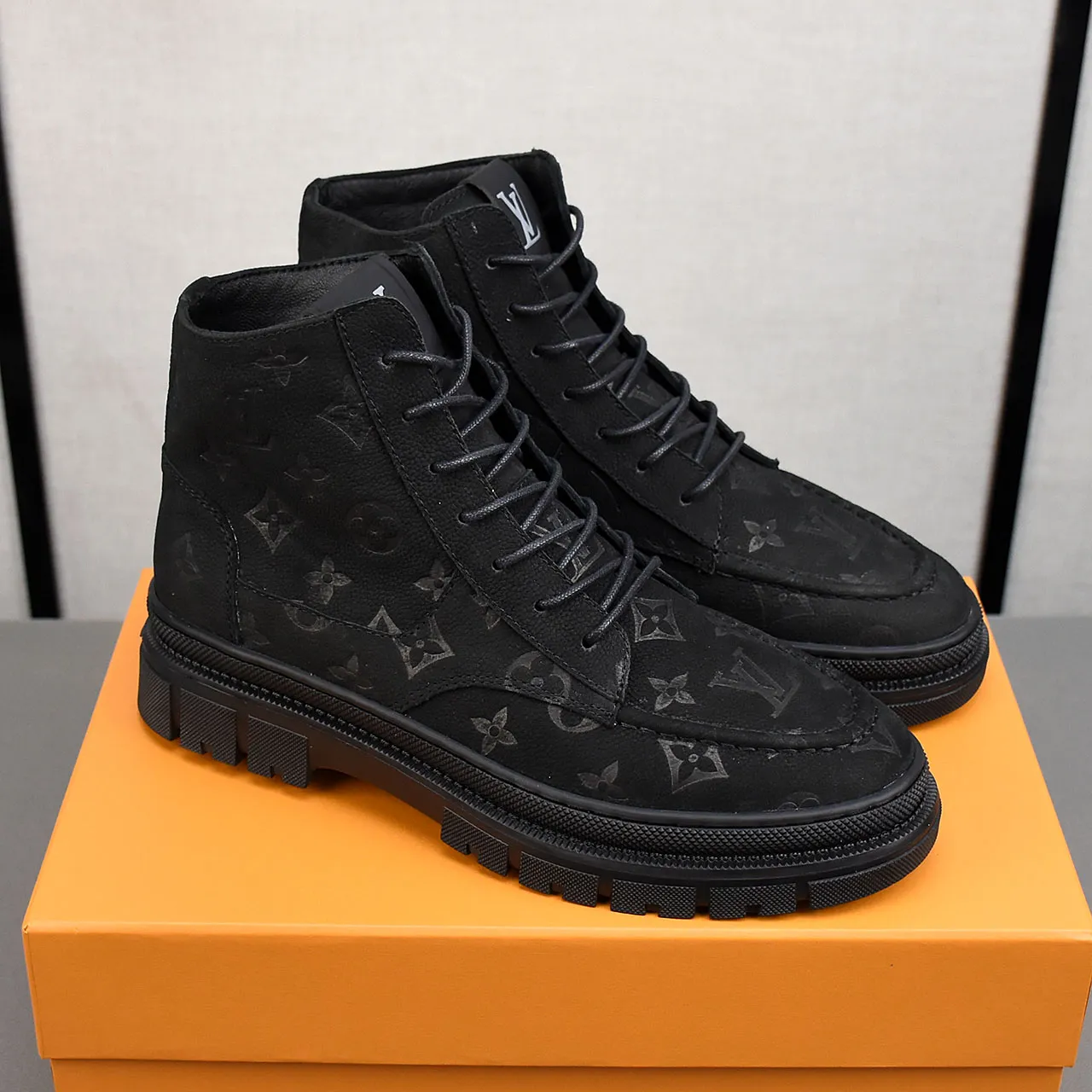 PP leather 240 gross 260👟👟👟LOUIS VUITTON LV donkey brand new thick-soled lace-up big-toe shoes men's casual shoes high-top short boots. These boots are made of waterproof nubuck to create a lightweight and comfortable shoe body. The trendy attitude of being both strong and soft makes it an everyday choice. ✔Upper: imported nubuck leather ✔Lining: sheepskin or wool ✔Outsole: molded outsole Size: 38-44